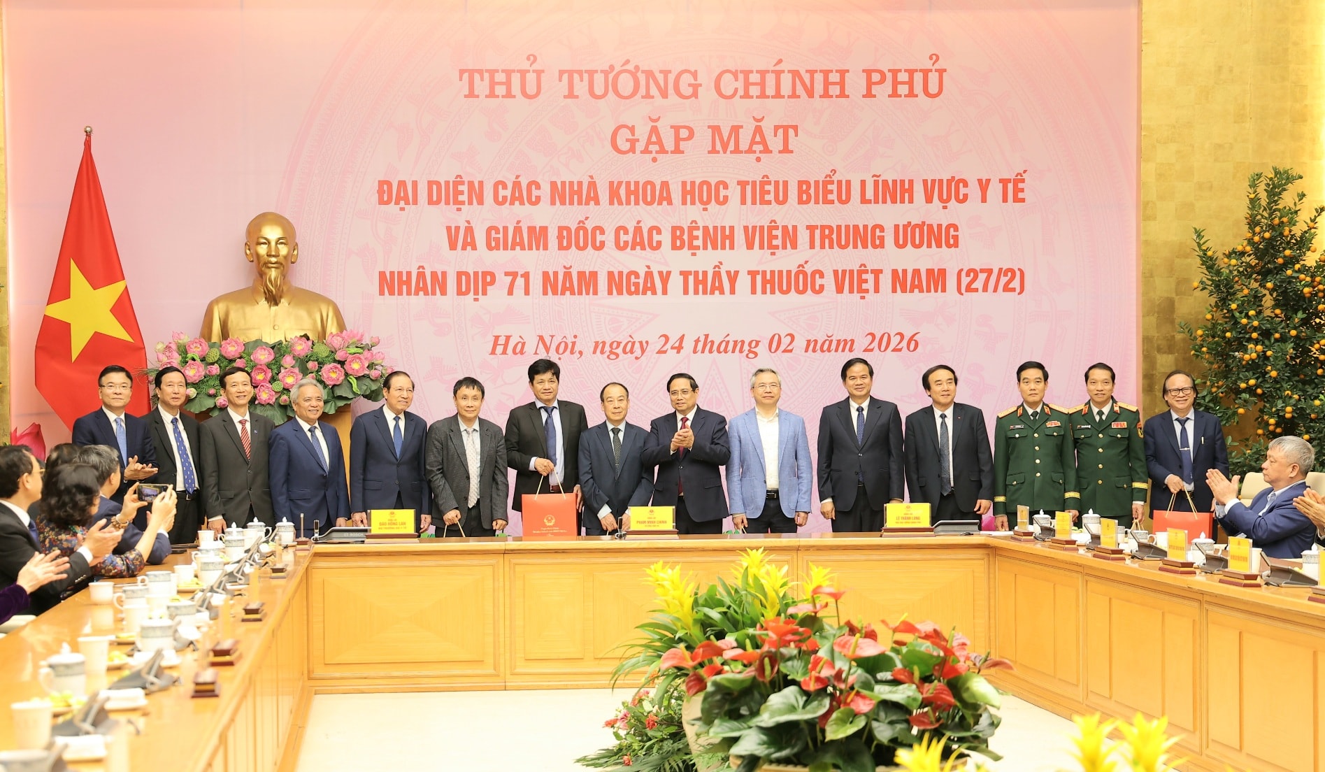 Thủ tướng: Nghề y là một nghề cao quý, là biểu tượng của sự hy sinh, lòng nhân ái, trí tuệ, sự kiên trì...- Ảnh 12. Thủ tướng: Nghề y là một nghề cao quý, là biểu tượng của sự hy sinh, lòng nhân ái, trí tuệ, sự kiên trì...- Ảnh 12.