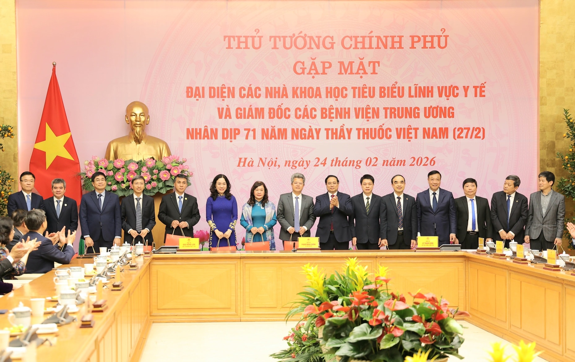 Thủ tướng: Nghề y là một nghề cao quý, là biểu tượng của sự hy sinh, lòng nhân ái, trí tuệ, sự kiên trì...- Ảnh 14. Thủ tướng: Nghề y là một nghề cao quý, là biểu tượng của sự hy sinh, lòng nhân ái, trí tuệ, sự kiên trì...- Ảnh 14.