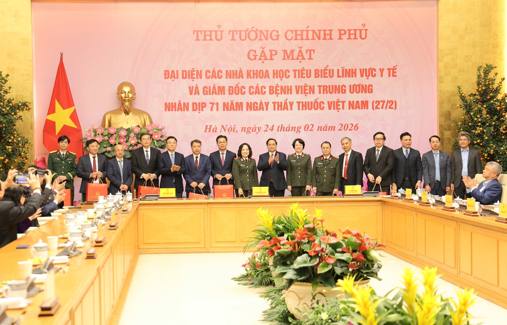 Thủ tướng: Nghề y là một nghề cao quý, là biểu tượng của sự hy sinh, lòng nhân ái, trí tuệ, sự kiên trì...- Ảnh 15. Thủ tướng: Nghề y là một nghề cao quý, là biểu tượng của sự hy sinh, lòng nhân ái, trí tuệ, sự kiên trì...- Ảnh 15.