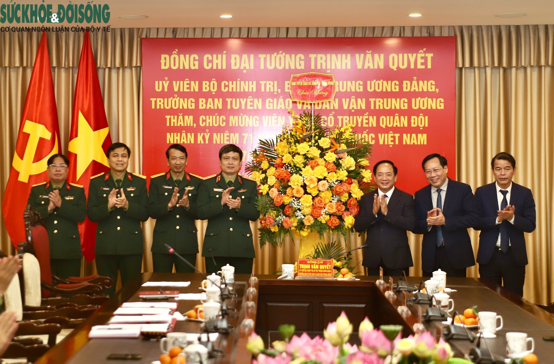 Trưởng Ban Tuyên giáo và Dân vận Trung ương thăm, chúc mừng Viện Y học cổ truyền Quân đội dịp 27/2- Ảnh 10. Trưởng Ban Tuyên giáo và Dân vận Trung ương thăm, chúc mừng Viện Y học cổ truyền Quân đội dịp 27/2- Ảnh 10.