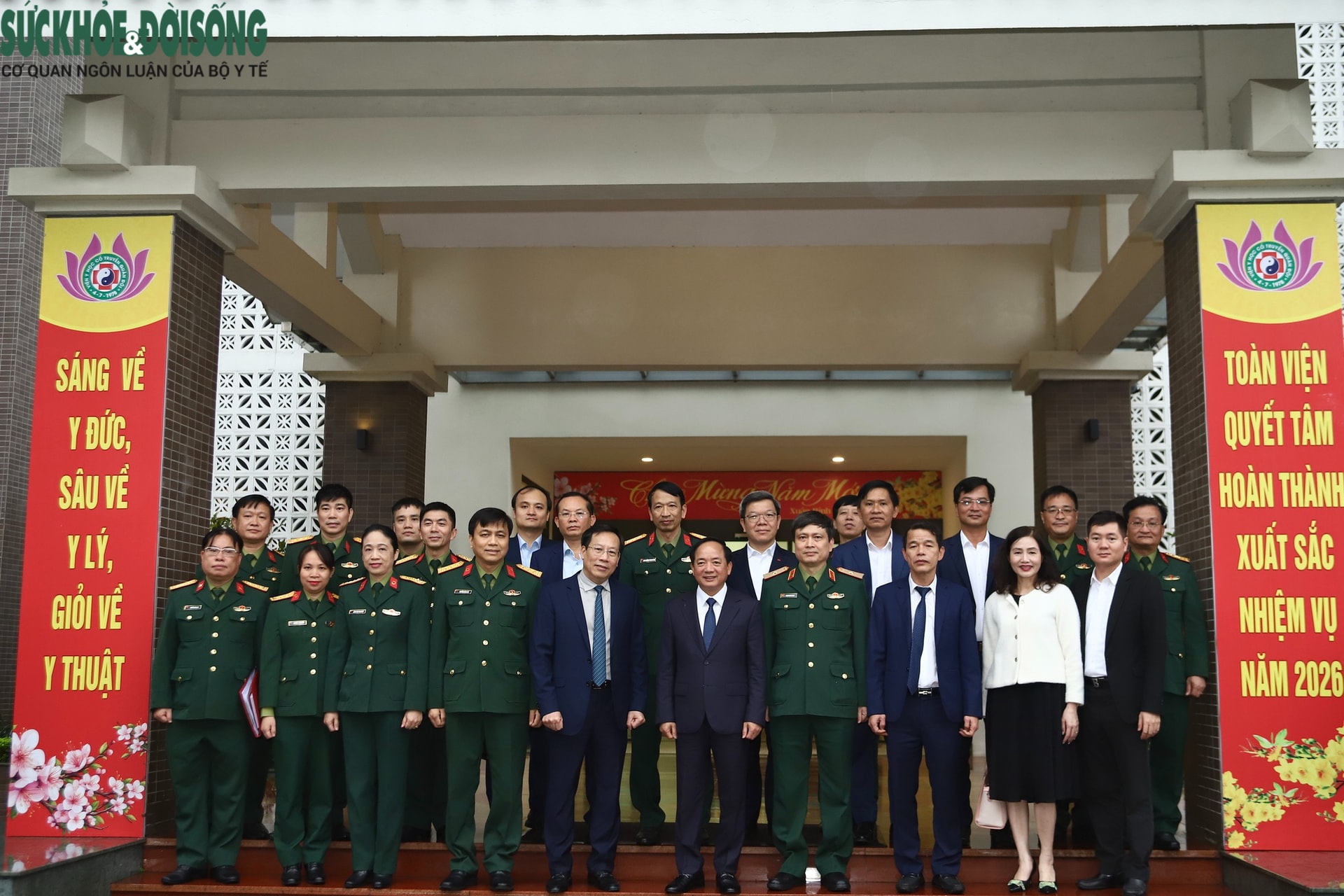 Trưởng Ban Tuyên giáo và Dân vận Trung ương thăm, chúc mừng Viện Y học cổ truyền Quân đội dịp 27/2- Ảnh 11. Trưởng Ban Tuyên giáo và Dân vận Trung ương thăm, chúc mừng Viện Y học cổ truyền Quân đội dịp 27/2- Ảnh 11.