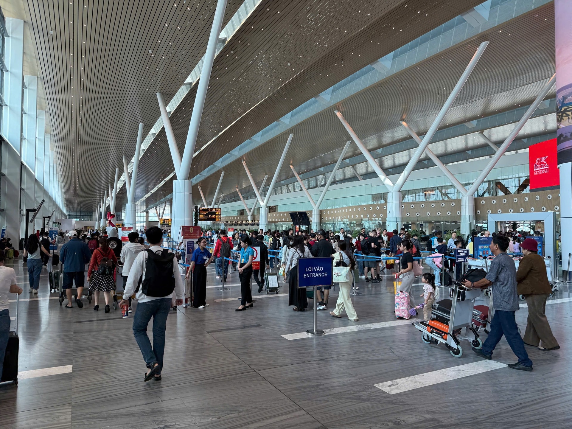 Dòng người trở lại TP Hồ Chí Minh tăng cao, vé máy bay khan hiếm cục bộ- Ảnh 1. Dòng người trở lại TP Hồ Chí Minh tăng cao, vé máy bay khan hiếm cục bộ- Ảnh 1.