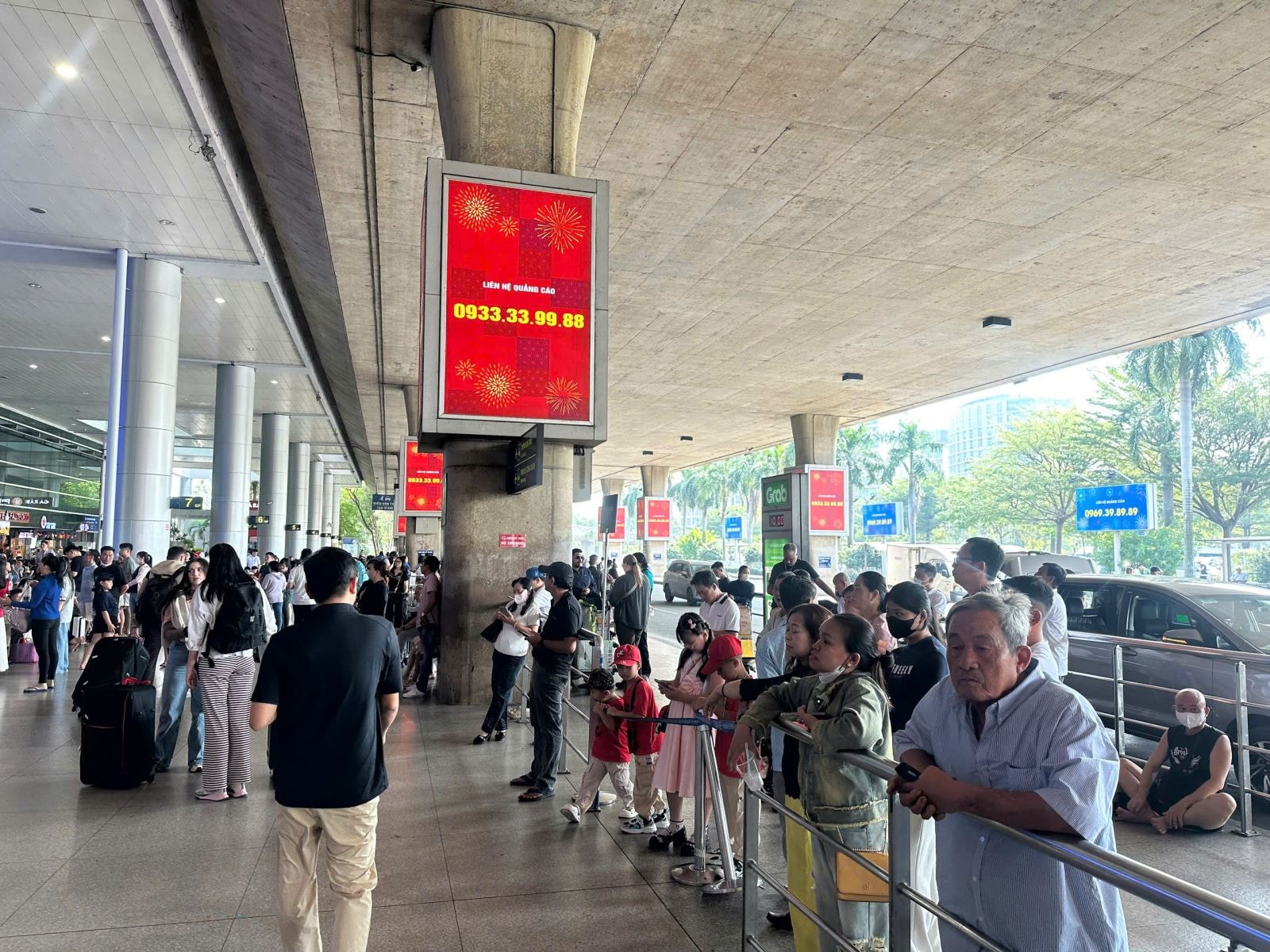 Dòng người trở lại TP Hồ Chí Minh tăng cao, vé máy bay khan hiếm cục bộ- Ảnh 4. Dòng người trở lại TP Hồ Chí Minh tăng cao, vé máy bay khan hiếm cục bộ- Ảnh 4.