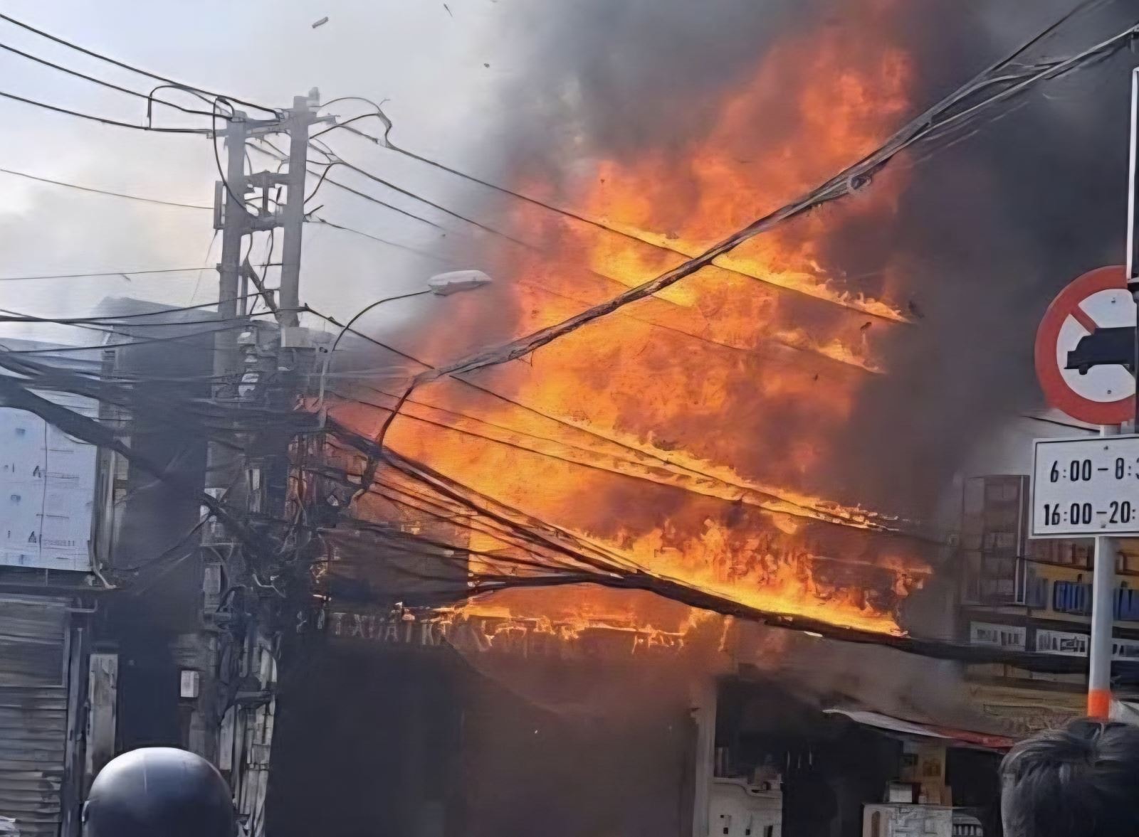 TP Hồ Chí Minh: Cháy lớn cửa hàng nội thất, hơn 2.800 khách hàng mất điện- Ảnh 1. TP Hồ Chí Minh: Cháy lớn cửa hàng nội thất, hơn 2.800 khách hàng mất điện- Ảnh 1.