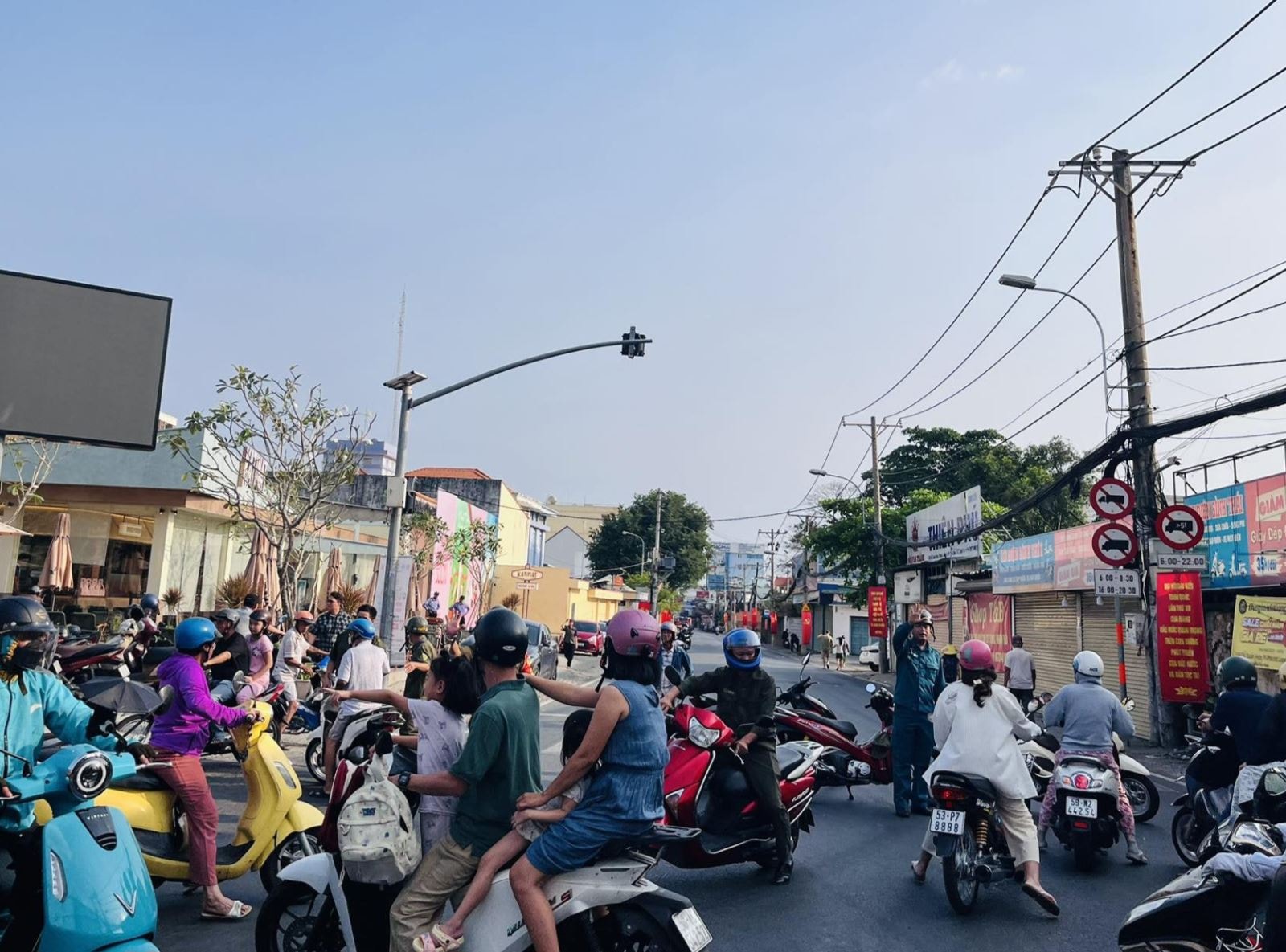 TP Hồ Chí Minh: Cháy lớn cửa hàng nội thất, hơn 2.800 khách hàng mất điện- Ảnh 2. TP Hồ Chí Minh: Cháy lớn cửa hàng nội thất, hơn 2.800 khách hàng mất điện- Ảnh 2.