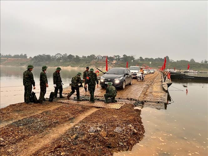 Tạm dừng khai thác cầu phao qua sông Lô để bảo đảm an toàn giao thông- Ảnh 2. Tạm dừng khai thác cầu phao qua sông Lô để bảo đảm an toàn giao thông- Ảnh 2.