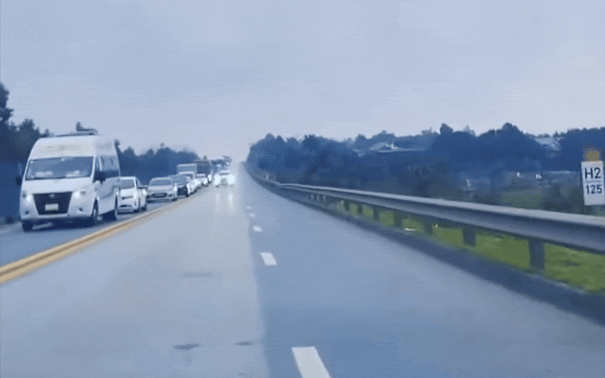 Nữ tài xế nháy đèn loạn, đi ngược chiều vượt hàng dài xe trên cao tốc khai gì với Công an?- Ảnh 2. Nữ tài xế nháy đèn loạn, đi ngược chiều vượt hàng dài xe trên cao tốc khai gì với Công an?- Ảnh 2.