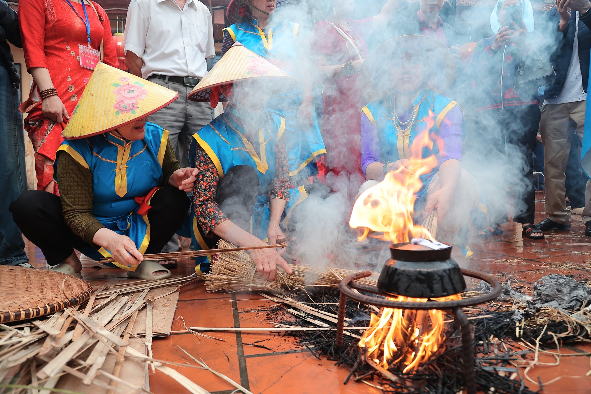Trai làng kéo lửa giữa mưa xuân trong lễ hội thổi cơm Thị Cấm- Ảnh 8. Trai làng kéo lửa giữa mưa xuân trong lễ hội thổi cơm Thị Cấm- Ảnh 8.