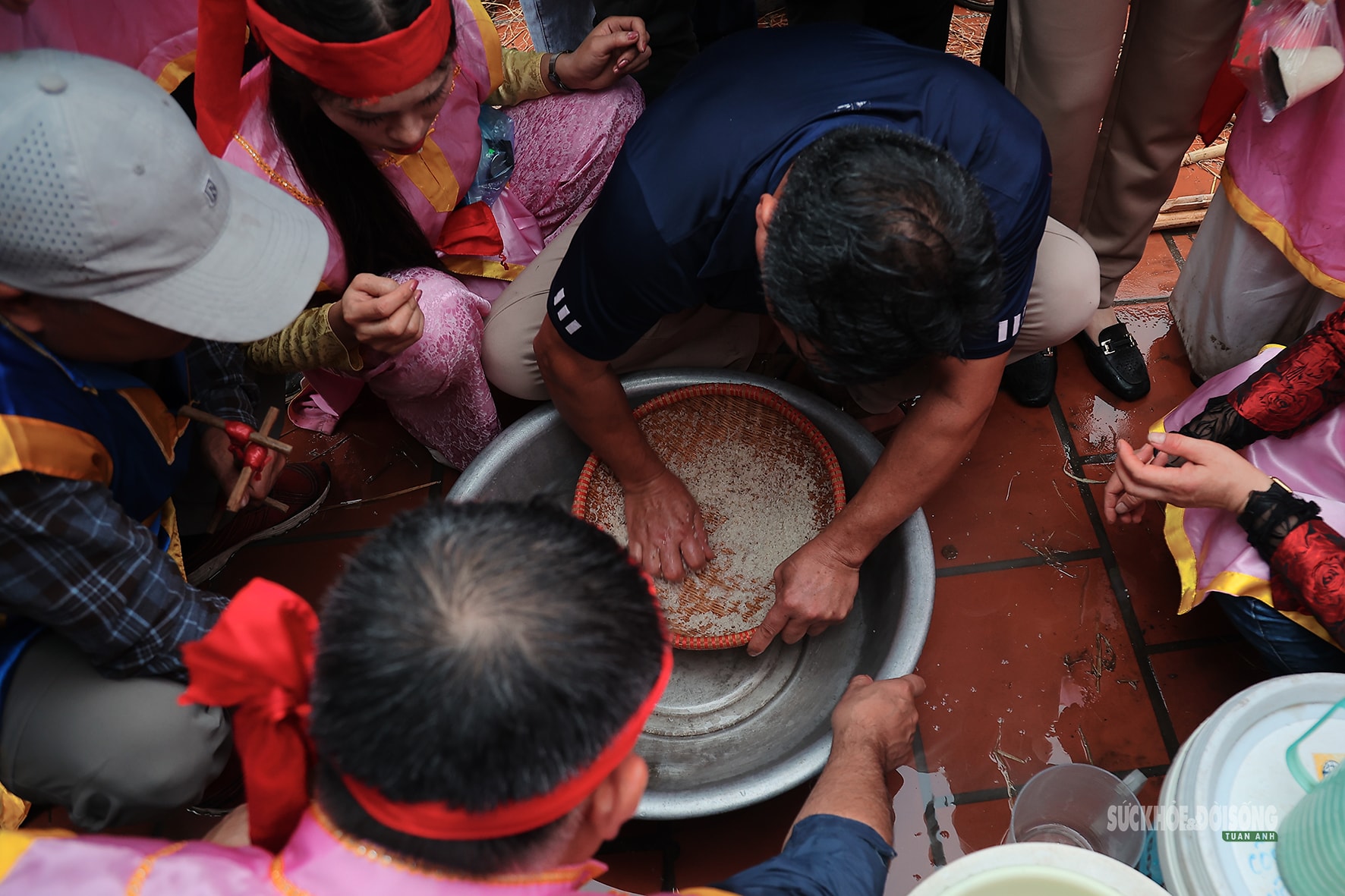 Trai làng kéo lửa giữa mưa xuân trong lễ hội thổi cơm Thị Cấm- Ảnh 7. Trai làng kéo lửa giữa mưa xuân trong lễ hội thổi cơm Thị Cấm- Ảnh 7.