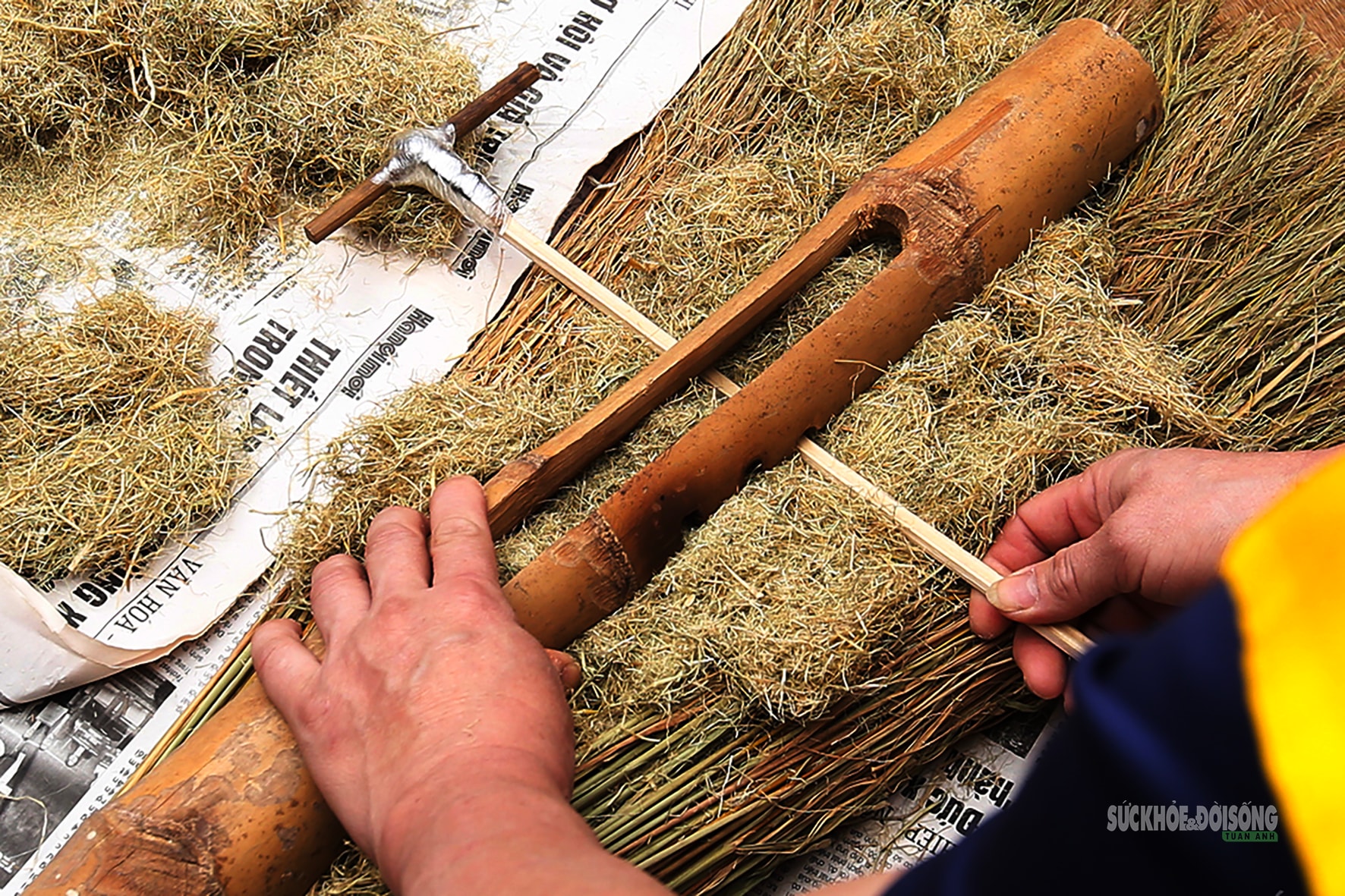 Trai làng kéo lửa giữa mưa xuân trong lễ hội thổi cơm Thị Cấm- Ảnh 2. Trai làng kéo lửa giữa mưa xuân trong lễ hội thổi cơm Thị Cấm- Ảnh 2.