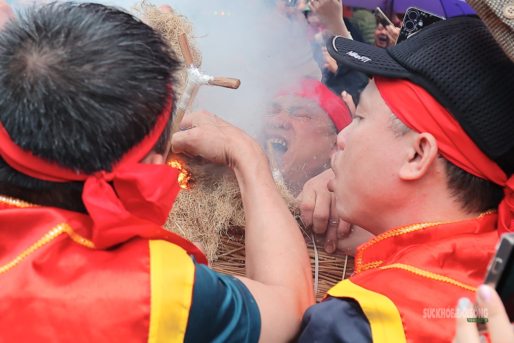 Trai làng kéo lửa giữa mưa xuân trong lễ hội thổi cơm Thị Cấm- Ảnh 4. Trai làng kéo lửa giữa mưa xuân trong lễ hội thổi cơm Thị Cấm- Ảnh 4.