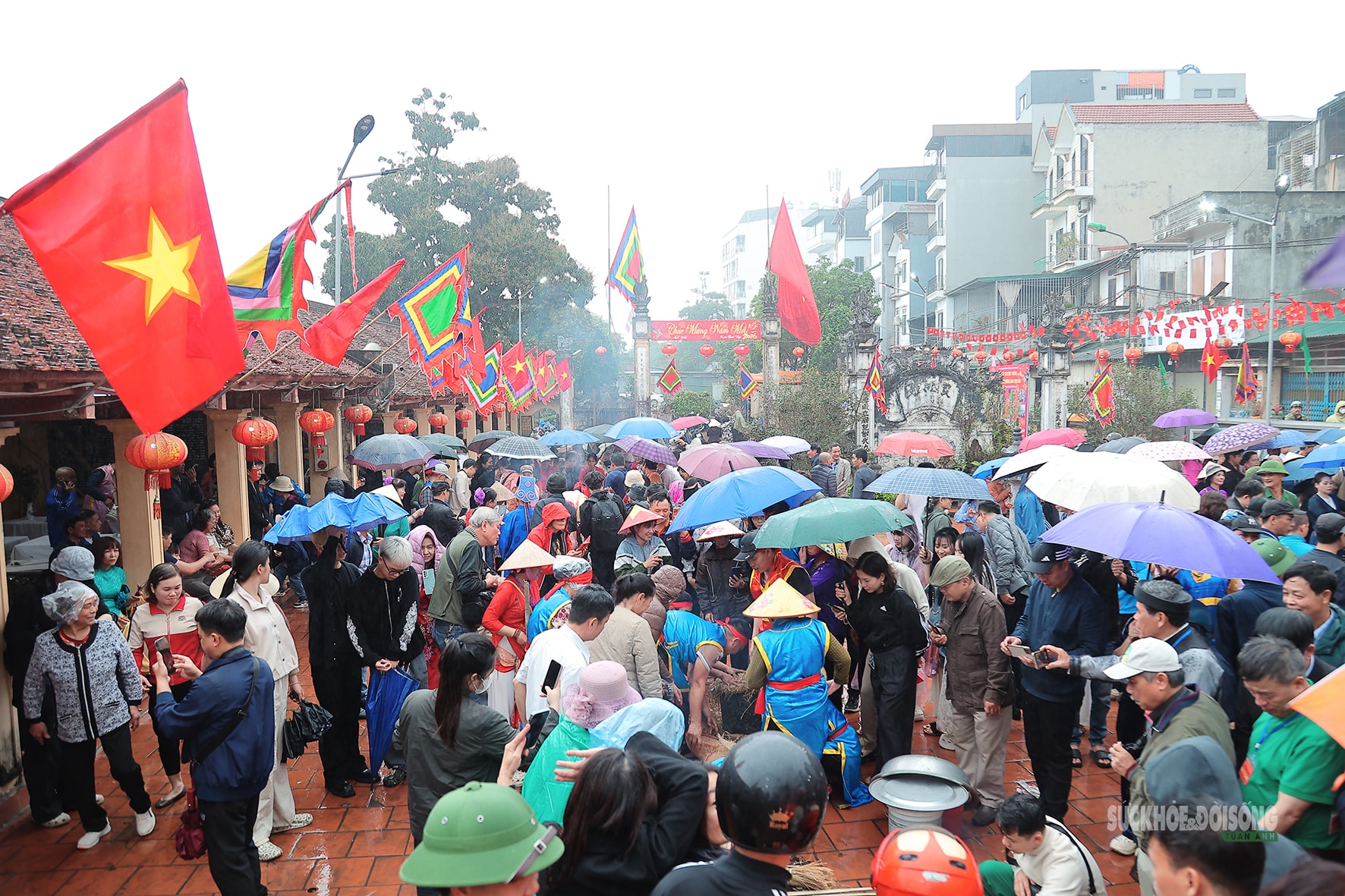Trai làng kéo lửa giữa mưa xuân trong lễ hội thổi cơm Thị Cấm- Ảnh 1. Trai làng kéo lửa giữa mưa xuân trong lễ hội thổi cơm Thị Cấm- Ảnh 1.