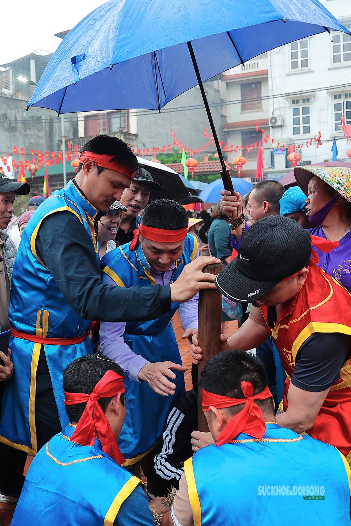 Trai làng kéo lửa giữa mưa xuân trong lễ hội thổi cơm Thị Cấm- Ảnh 6. Trai làng kéo lửa giữa mưa xuân trong lễ hội thổi cơm Thị Cấm- Ảnh 6.