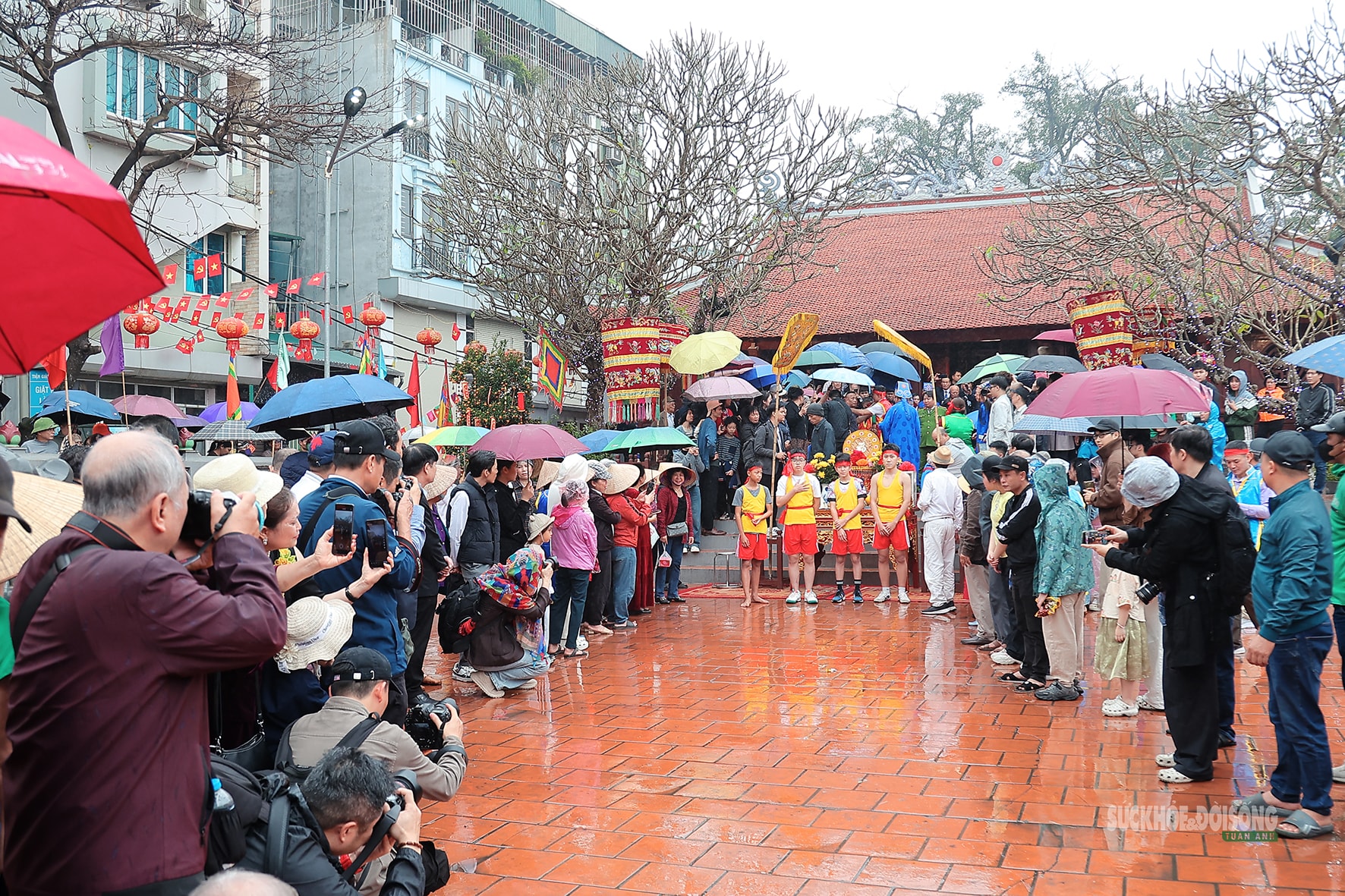 Trai làng kéo lửa giữa mưa xuân trong lễ hội thổi cơm Thị Cấm- Ảnh 5. Trai làng kéo lửa giữa mưa xuân trong lễ hội thổi cơm Thị Cấm- Ảnh 5.