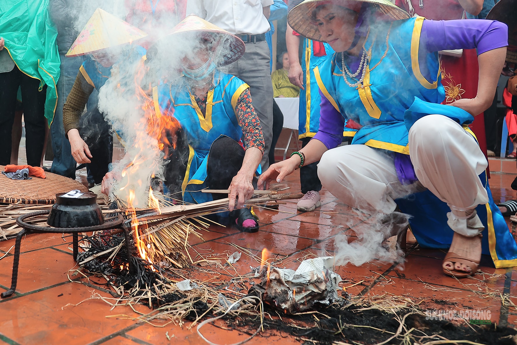 Trai làng kéo lửa giữa mưa xuân trong lễ hội thổi cơm Thị Cấm- Ảnh 9. Trai làng kéo lửa giữa mưa xuân trong lễ hội thổi cơm Thị Cấm- Ảnh 9.