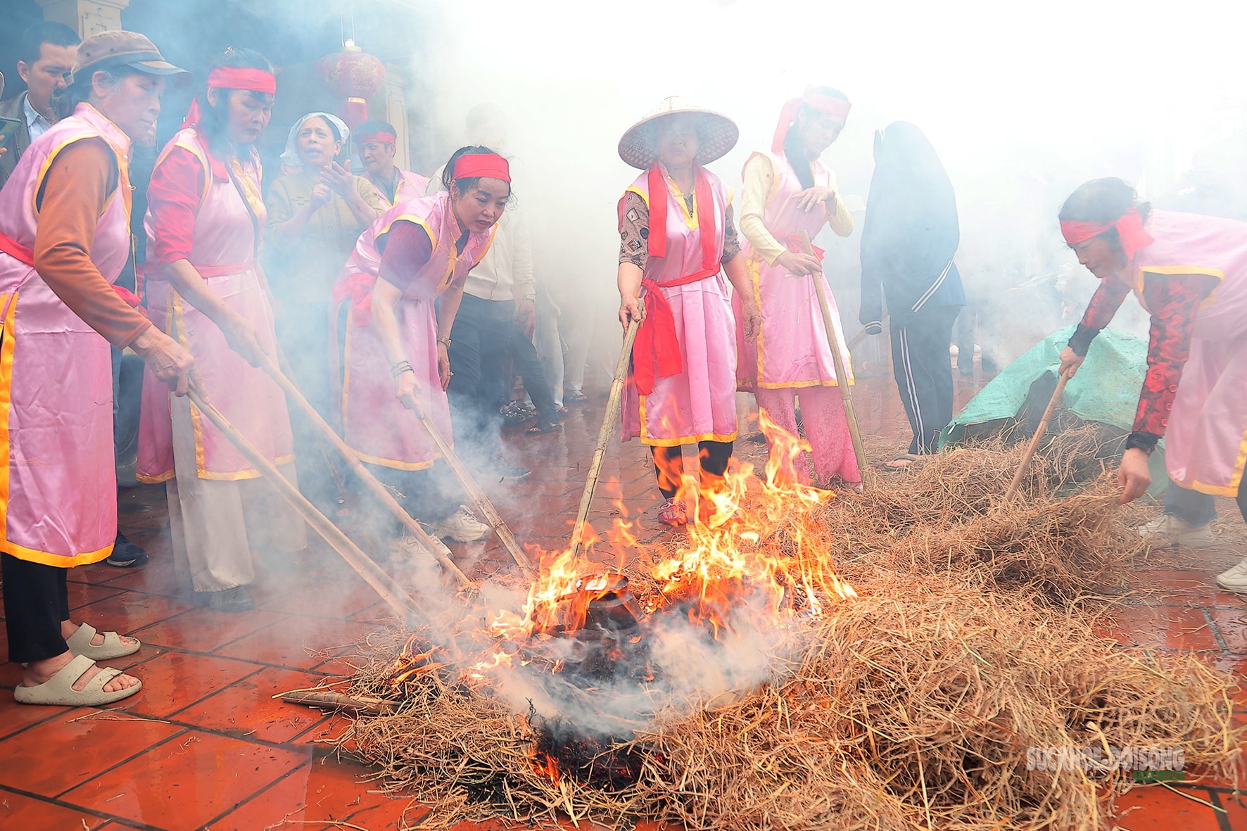 Trai làng kéo lửa giữa mưa xuân trong lễ hội thổi cơm Thị Cấm- Ảnh 10. Trai làng kéo lửa giữa mưa xuân trong lễ hội thổi cơm Thị Cấm- Ảnh 10.