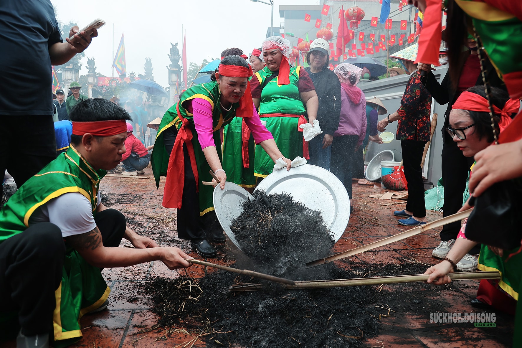 Trai làng kéo lửa giữa mưa xuân trong lễ hội thổi cơm Thị Cấm- Ảnh 12. Trai làng kéo lửa giữa mưa xuân trong lễ hội thổi cơm Thị Cấm- Ảnh 12.