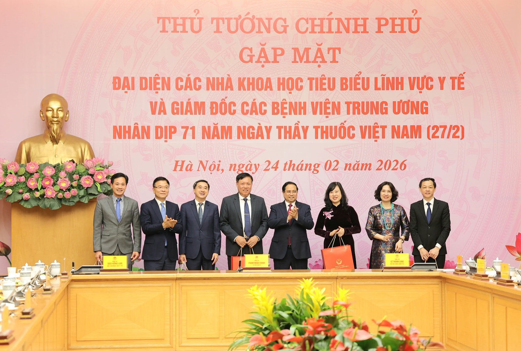 Thủ tướng: Nghề y là một nghề cao quý, là biểu tượng của sự hy sinh, lòng nhân ái, trí tuệ, sự kiên trì...- Ảnh 10. Thủ tướng: Nghề y là một nghề cao quý, là biểu tượng của sự hy sinh, lòng nhân ái, trí tuệ, sự kiên trì...- Ảnh 10.