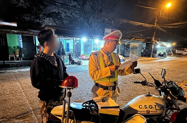 Huế siết chặt xử lý vi phạm giao thông sau Tết, phòng ngừa tai nạn nghiêm trọng- Ảnh 1. Huế siết chặt xử lý vi phạm giao thông sau Tết, phòng ngừa tai nạn nghiêm trọng- Ảnh 1.