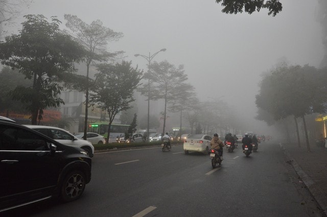 Miền Bắc mưa phùn, nồm ẩm trước khi chuyển nắng oi bức- Ảnh 1. Miền Bắc mưa phùn, nồm ẩm trước khi chuyển nắng oi bức- Ảnh 1.