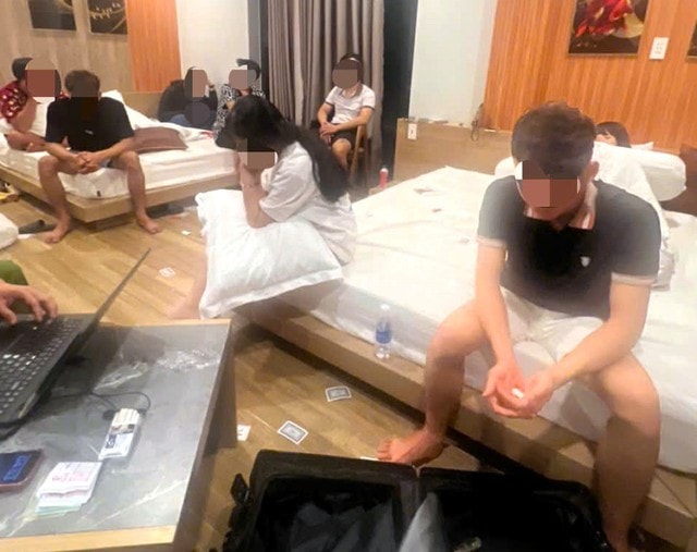 Đột kích khách sạn, phát hiện 8 thanh thiếu niên dương tính ma túy, có 2 em 14 tuổi- Ảnh 1.