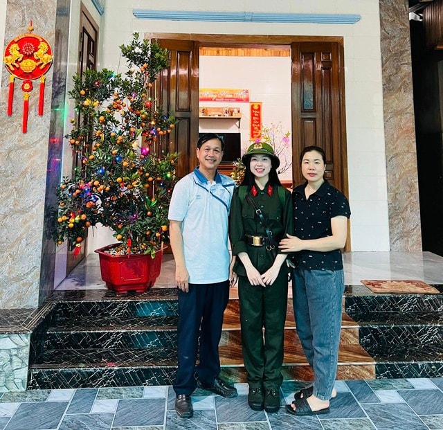 Nữ cử nhân đại học tình nguyện viết đơn tham gia nghĩa vụ- Ảnh 2. Nữ cử nhân đại học tình nguyện viết đơn tham gia nghĩa vụ- Ảnh 2.