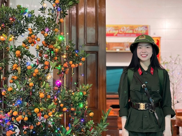 Nữ cử nhân đại học tình nguyện viết đơn tham gia nghĩa vụ- Ảnh 1. Nữ cử nhân đại học tình nguyện viết đơn tham gia nghĩa vụ- Ảnh 1.