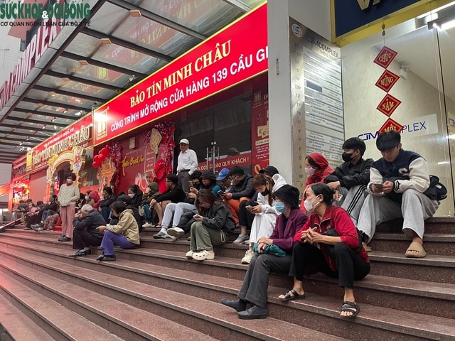 Mùng 8 Tết, sinh viên Hà Nội dậy sớm xếp hàng mua vàng- Ảnh 1.