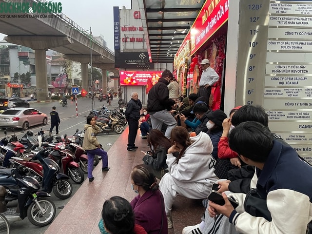 Mùng 8 Tết, sinh viên Hà Nội dậy sớm xếp hàng mua vàng- Ảnh 2.