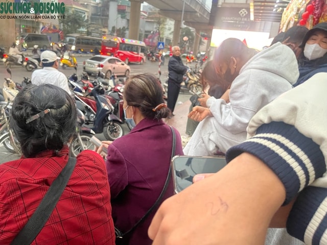 Mùng 8 Tết, sinh viên Hà Nội dậy sớm xếp hàng mua vàng- Ảnh 4.