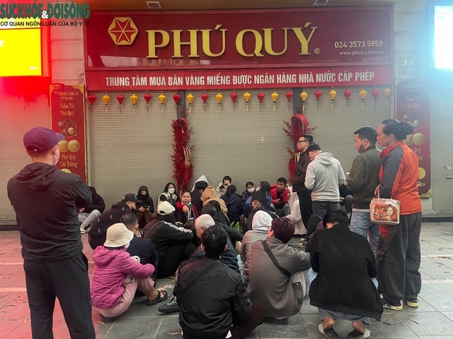 Mùng 8 Tết, sinh viên Hà Nội dậy sớm xếp hàng mua vàng- Ảnh 5.