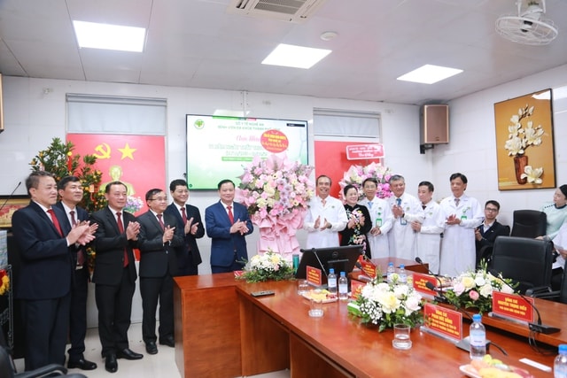 Bí thư Tỉnh ủy Nghệ An: Phát triển y tế kỹ thuật cao, lấy người bệnh làm trung tâm- Ảnh 9. Bí thư Tỉnh ủy Nghệ An: Phát triển y tế kỹ thuật cao, lấy người bệnh làm trung tâm- Ảnh 9.