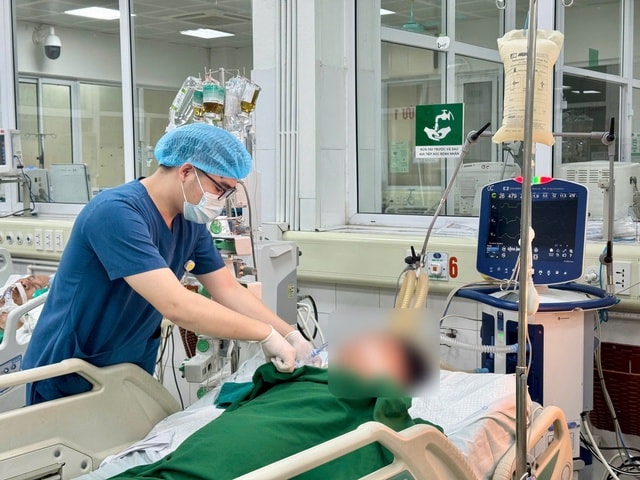 'Mở mắt là uống rượu', người đàn ông nôn ra cả lít máu- Ảnh 2. 'Mở mắt là uống rượu', người đàn ông nôn ra cả lít máu- Ảnh 2.