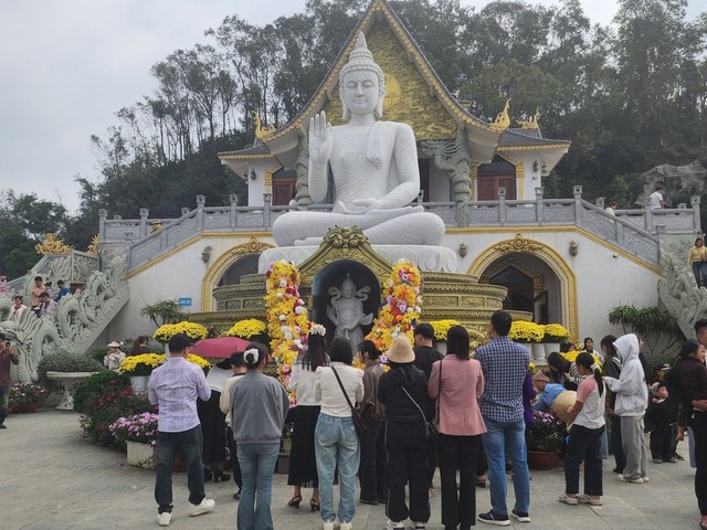 Xin lộc đầu năm ở ngôi chùa nơi tiếng chuông hòa cùng sóng biển- Ảnh 4. Xin lộc đầu năm ở ngôi chùa nơi tiếng chuông hòa cùng sóng biển- Ảnh 4.