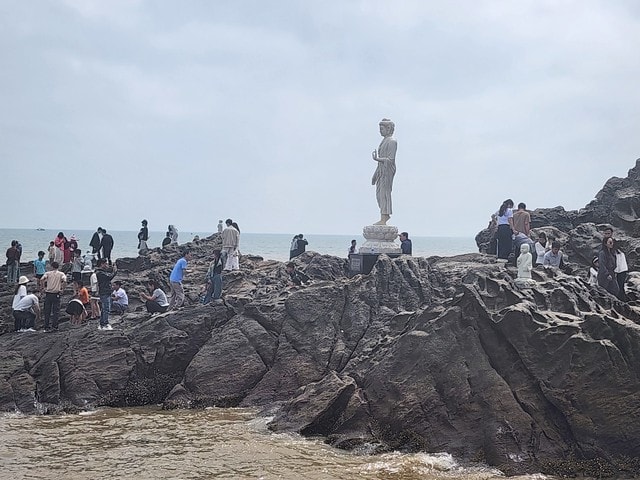 Xin lộc đầu năm ở ngôi chùa nơi tiếng chuông hòa cùng sóng biển- Ảnh 3. Xin lộc đầu năm ở ngôi chùa nơi tiếng chuông hòa cùng sóng biển- Ảnh 3.