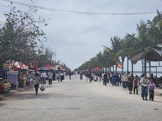 Xin lộc đầu năm ở ngôi chùa nơi tiếng chuông hòa cùng sóng biển- Ảnh 1. Xin lộc đầu năm ở ngôi chùa nơi tiếng chuông hòa cùng sóng biển- Ảnh 1.