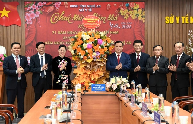 Bí thư Tỉnh ủy Nghệ An: Phát triển y tế kỹ thuật cao, lấy người bệnh làm trung tâm- Ảnh 4. Bí thư Tỉnh ủy Nghệ An: Phát triển y tế kỹ thuật cao, lấy người bệnh làm trung tâm- Ảnh 4.