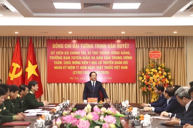 Trưởng Ban Tuyên giáo và Dân vận Trung ương thăm, chúc mừng Viện Y học cổ truyền Quân đội dịp 27/2- Ảnh 4. Trưởng Ban Tuyên giáo và Dân vận Trung ương Trịnh Văn Quyết nghe đại diện lãnh đạo Viện Y học cổ truyền Quân đội báo cáo kết quả hoạt động; đồng thời gửi lời chúc mừng, động viên tập thể cán bộ, y bác sĩ nhân Ngày Thầy thuốc Việt Nam.