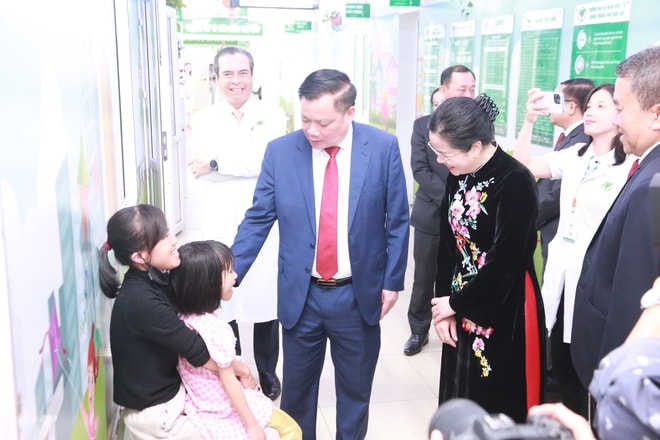 Bí thư Tỉnh ủy Nghệ An: Phát triển y tế kỹ thuật cao, lấy người bệnh làm trung tâm- Ảnh 5. Bí thư Tỉnh ủy Nghệ An: Phát triển y tế kỹ thuật cao, lấy người bệnh làm trung tâm- Ảnh 5.