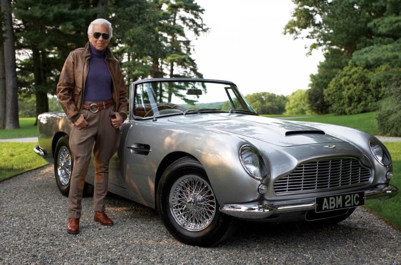 Tỷ phú Ralph Lauren đứng cùng Aston Martin DB5 Convertible cổ điển. (Ảnh: carolenash)