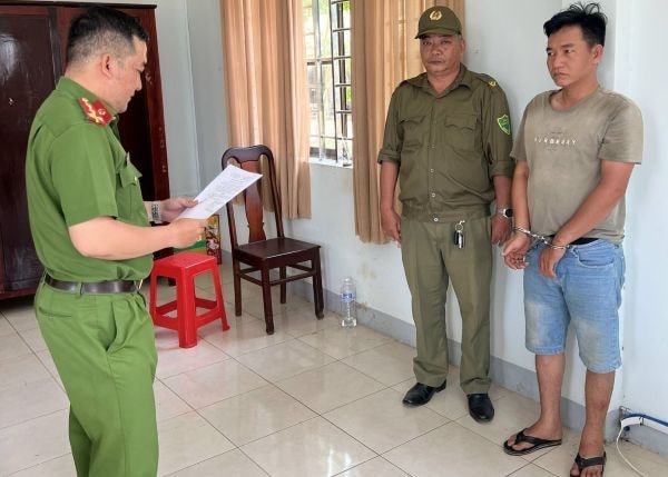 Bắt đối tượng dùng súng và bình xịt hơi cay để đòi nợ- Ảnh 1.