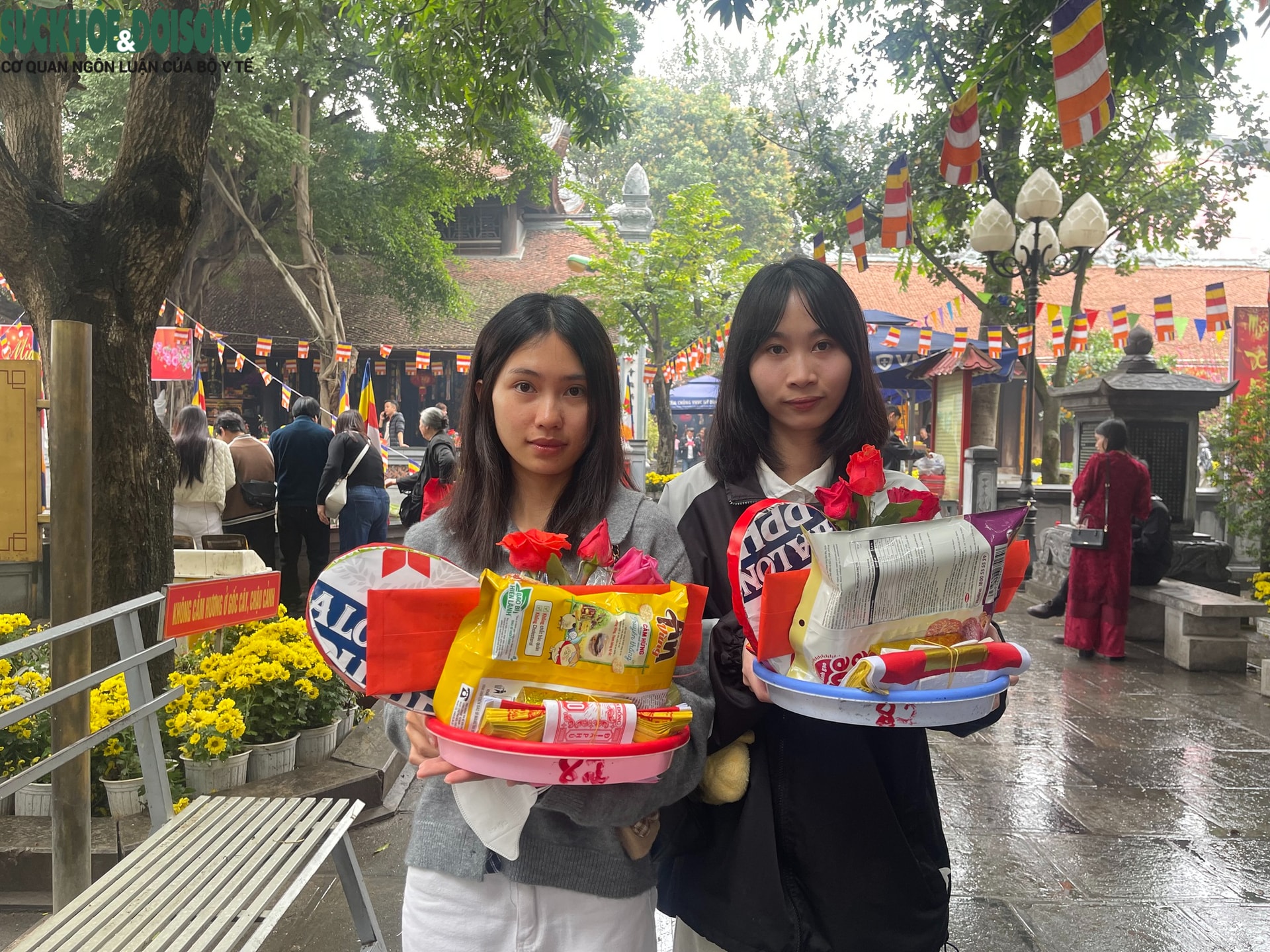 Người trẻ đi cầu duyên ở chùa Hà - Ảnh 3. Người trẻ đi cầu duyên ở chùa Hà - Ảnh 3.