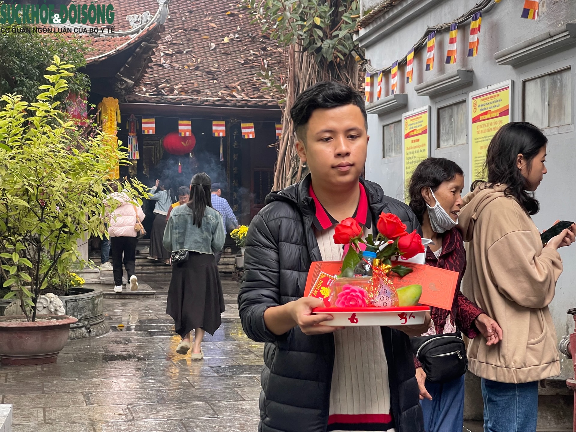 Người trẻ đi cầu duyên ở chùa Hà - Ảnh 4. Người trẻ đi cầu duyên ở chùa Hà - Ảnh 4.