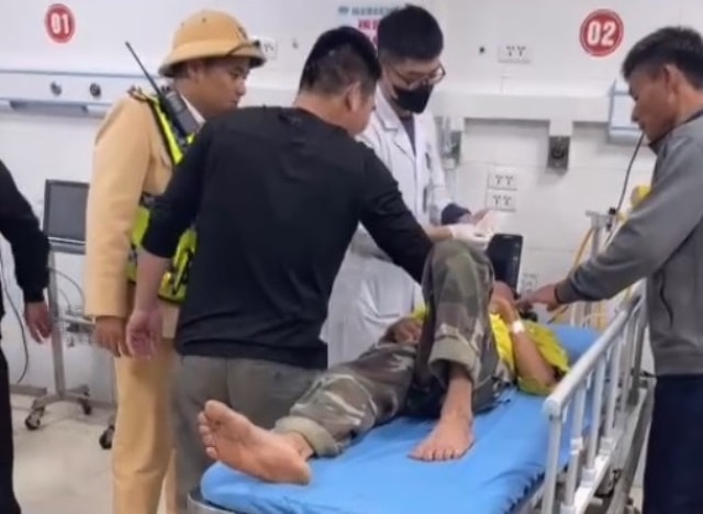 Dùng xe chuyên dụng dẫn đường, CSGT giúp người bệnh vượt cửa tử- Ảnh 1. Dùng xe chuyên dụng dẫn đường, CSGT giúp người bệnh vượt cửa tử- Ảnh 1.