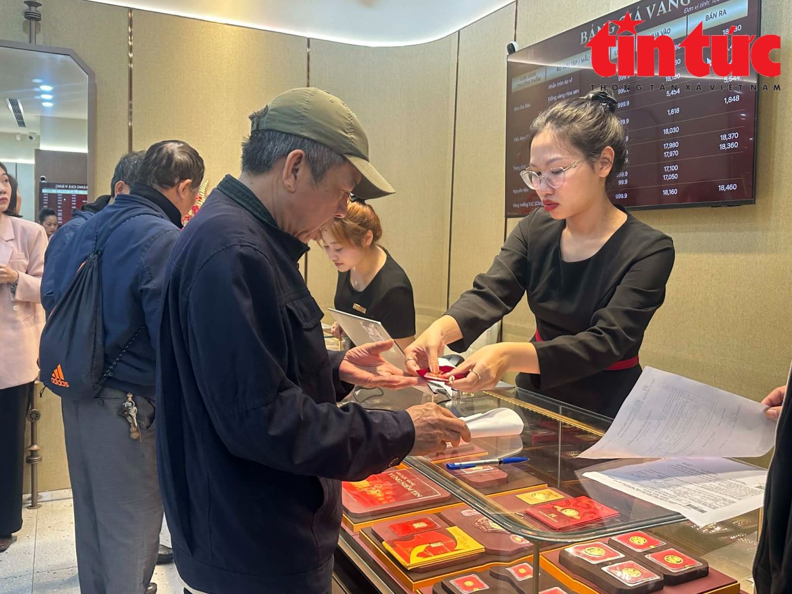 Giá vàng bật tăng trước ngày vía Thần Tài- Ảnh 2.