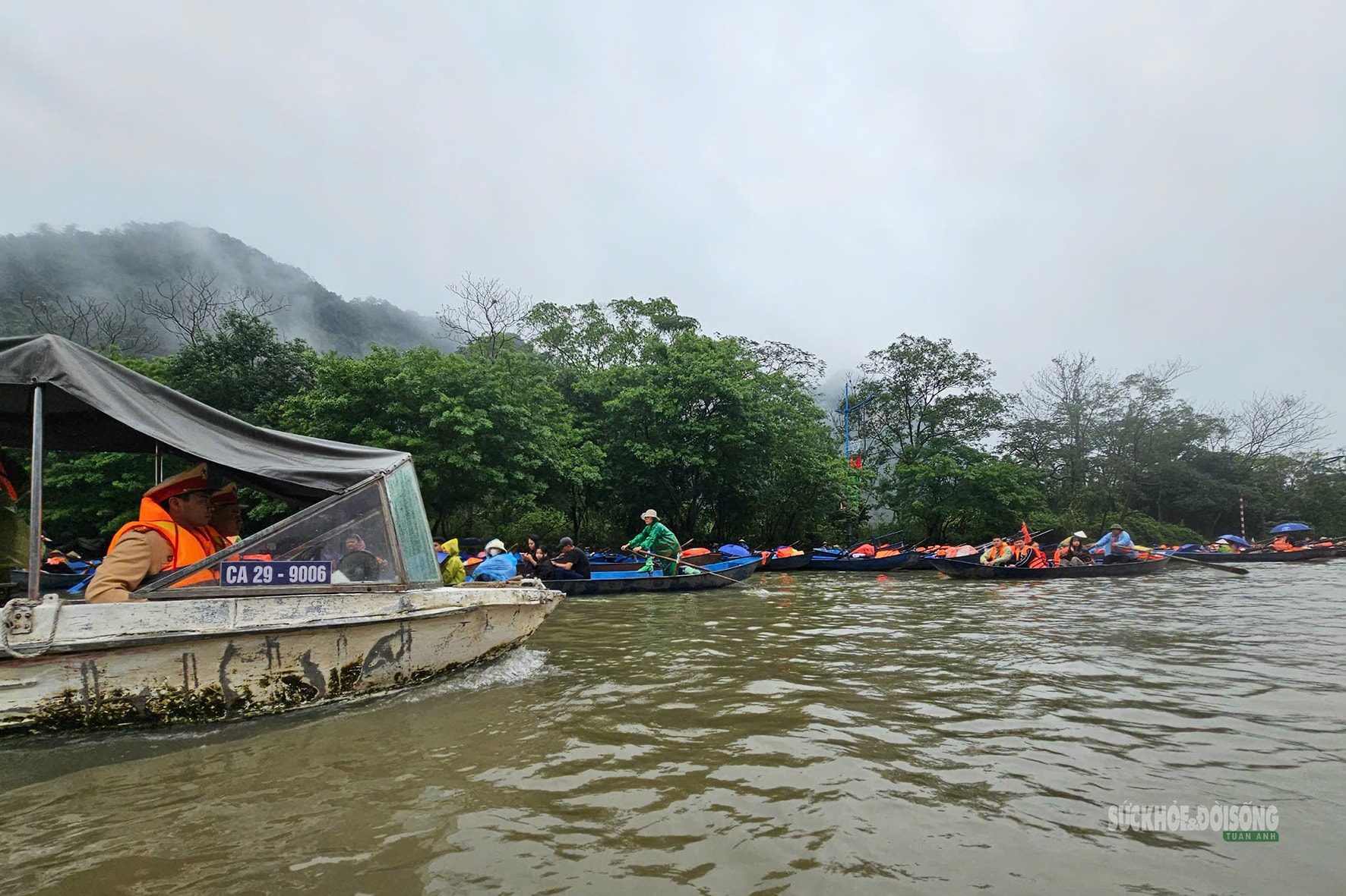 Đò chở khách không mặc áo phao sẽ không được xuất bến ở Chùa Hương- Ảnh 3. Đò chở khách không mặc áo phao sẽ không được xuất bến ở Chùa Hương- Ảnh 3.