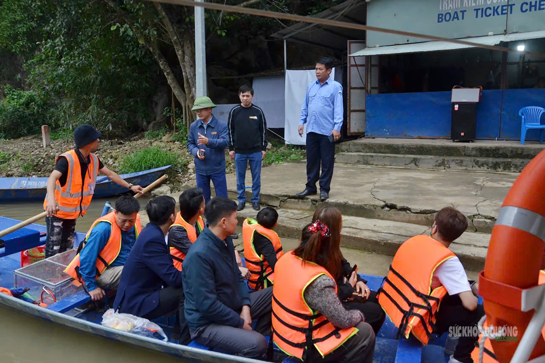 Đò chở khách không mặc áo phao sẽ không được xuất bến ở Chùa Hương- Ảnh 2. Đò chở khách không mặc áo phao sẽ không được xuất bến ở Chùa Hương- Ảnh 2.