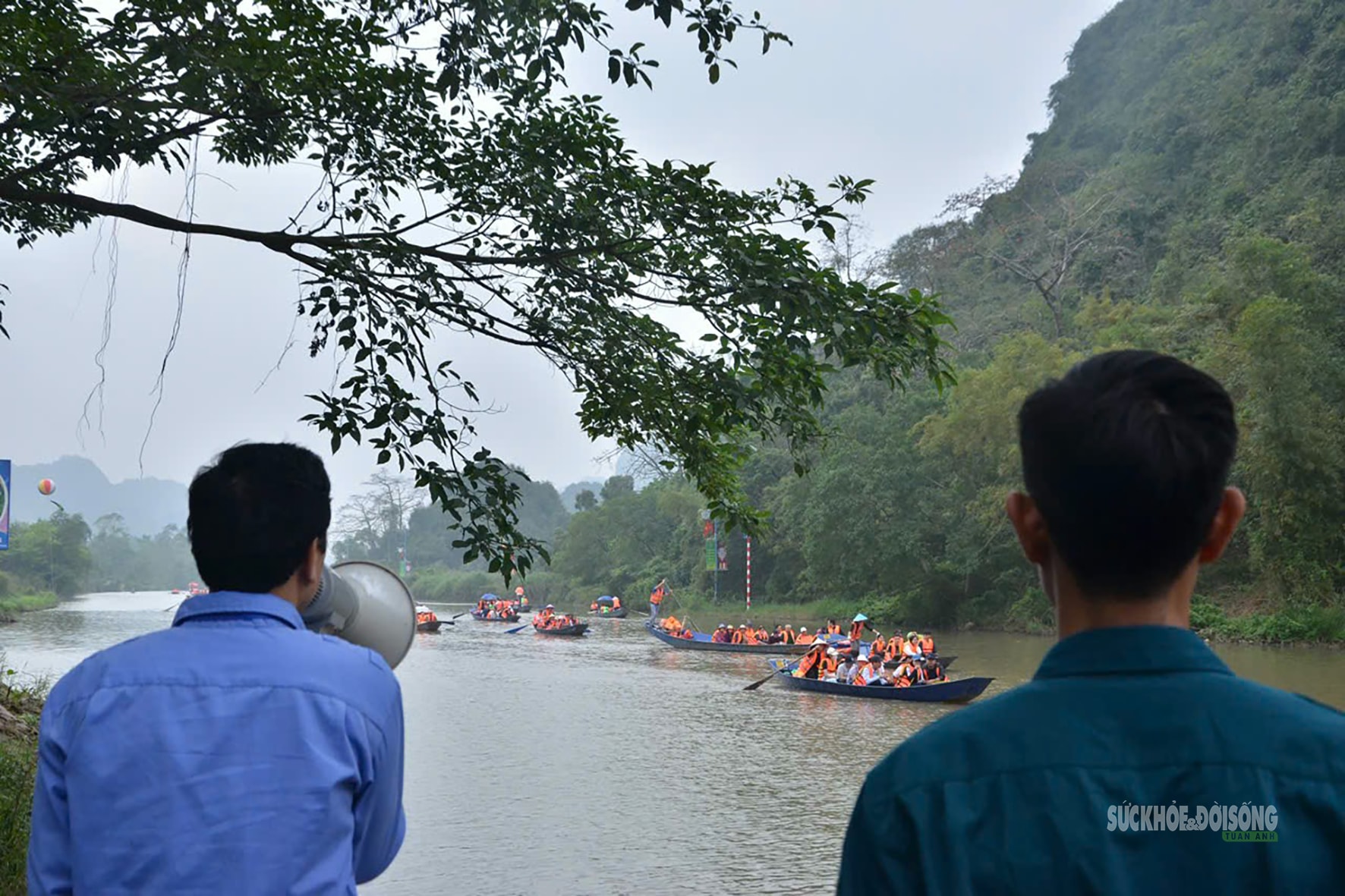 Đò chở khách không mặc áo phao sẽ không được xuất bến ở Chùa Hương- Ảnh 1. Đò chở khách không mặc áo phao sẽ không được xuất bến ở Chùa Hương- Ảnh 1.