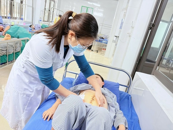 Bất ngờ, cô gái 26 tuổi nuốt 3 que tăm trong cỗ cưới - Ảnh 1.