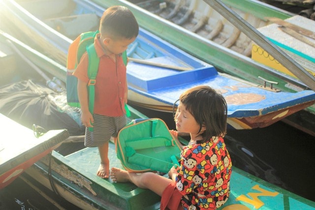 Chở Tết ra làng bè: Quỹ Vầng Trăng Khuyết cùng Zalopay mang Tết đến với những đứa trẻ lênh đênh trên hồ Trị An- Ảnh 1.